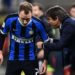 KALAHKAN FIORENTINA. Pelatih Inter Milan, Antonio Conte, memberi arahan kepada Christian Eriksen pada pertandingan Coppa Italia melawan Fiorentina di Stadion San Siro, Kamis (30/1) dini hari WIB. Pada laga ini Inter Milan mengalahkan Fiorentina dengan skor tipis 2-1.(AFP/MIGUEL MEDINA)