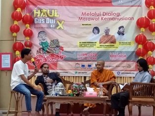 HAUL GUS DUR. Tur Haul Gus Dur X di Vihara Bodhisattva yang diadakan oleh Klasika, Sabtu (11/1). Klasika mengusung tema Melalui Dialog Merawat Kemanusiaan.  (LAMPUNG POST/UMAR ROBBANI)