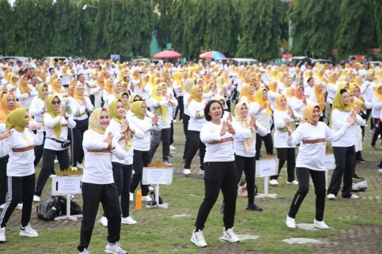 PELUNCURAN SENAM. Ketua Tim Penggerak PKK Provinsi Lampung, Riana Sari Arinal Djunaidi dan jajarannya melaunching Senam Lampung Berjaya di Lapangan Korpri, Kantor Gubernur, Bandar Lampung, Jumat (10/1).  (HUMAS PEMPROV)
