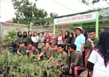 PANEN PERDANA. Panen perdana progran Tanimas di SMAN 9 Bandar Lampung, Jumat (10/1). (LAMPUNG POST/UMAR ROBBANI)