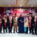 SIDANG DOKTOR. Taqwatul Uliyah (berbaju biru) foto bersama tim penguji sidang promosi doktor UIN Raden Intan Lampung, Rabu (15/1). Taqwatul lulus dengan predikat sangat memuaskan.  (LAMPUNG POST/UMAR ROBBANI)