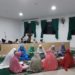 MEMBACA ALQURAN. Siswa MAN Insan Cendekia Lampung Timur membaca Alquran di asrama madrasah setempat, Sabtu (18/1) malam. Madrasah unggulan tersebut menyiapkan kuota 48 kursi siswa baru tahun pelajaran 2020/2021.  (ISTIMEWA)