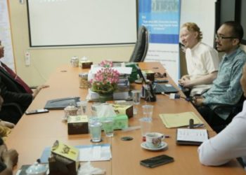 KERJA SAMA DIGITAL. Wakil Rektor IV Unila Bidang Perencanaan, Kerja Sama, dan TIK, Suharso, saat menerima kunjungan tim digital Lampung Post, di ruang kerjanya, Selasa (28/1). (DOK UNILA)