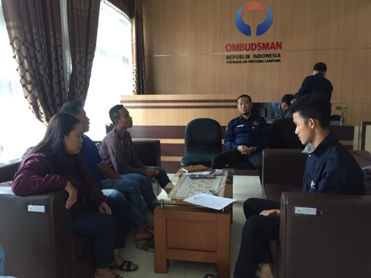 LAPORKAN SEKOLAH. Sejumlah siswa SMKN 6 Bandar Lampung melaporkan pihak sekolah yang dianggap subjektif dalam menilai kelulusan. Siswa mendatangi kantor Ombudsman perwakilan Lampung, Rabu (29/1).  (LAMPUNG POST/UMAR ROBBANI)