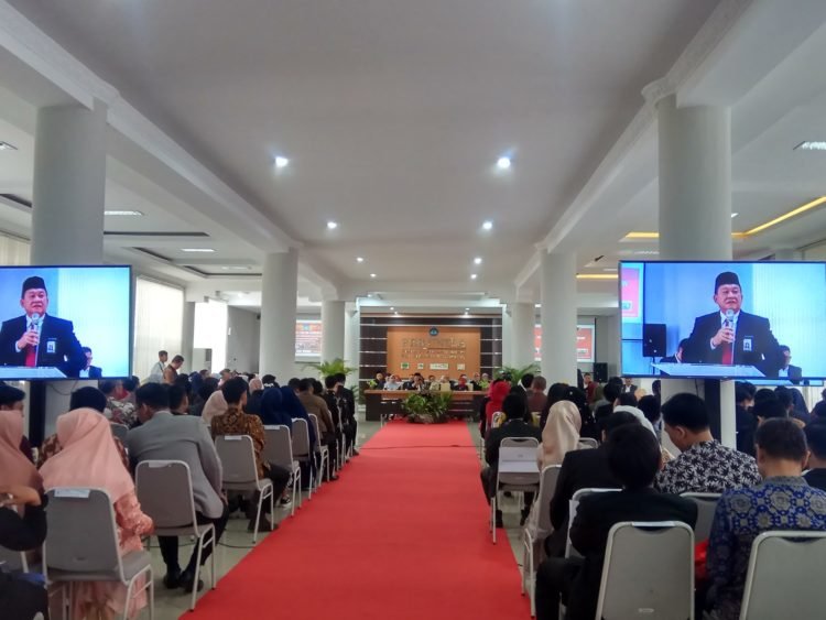 YUDISIUM FEB. Suasana yudisium Fakultas Ekonomi dan Bisnis (FEB) Unila, Rabu (15/1) di Gedung Student Centre, kampus setempat. Kegiatan diikuti 120 calon wisudawan dari berbagai jurusan.  (LAMPUNG POST/UMAR ROBBANI)