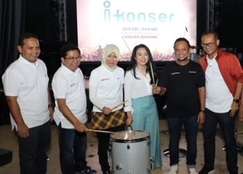 PELUNCURAN I-KONSER CHANNEL. Kiri ke kanan: Executive Vice President Telkom Regional II Area Jababotabek Teuku Muda Nanta, Direktur Utama Metranet Widi Nugroho, Direktur Consumer Service Telkom Siti Choirina, penyanyi Yura Yunita, Direktur Rajawali Indonesia Communication Anas Syahrul Alimi, dan Direktur Utama Melon Indonesia Dedi Suherman saat peluncuran i-Konser Channel di Jakarta, Rabu (29/1).
n DOKUMENTASI TELKOM