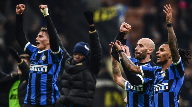 MENANG. Para pemain Inter Milan merayakan kemenangan mereka usai pertandingan Coppa Italia melawan Cagliari di San Siro, Rabu (15/1) dini hari WIB. Laga ini dimenangkan Inter Milan dengan skor 4-1.(AFP/MIGUEL MEDINA)