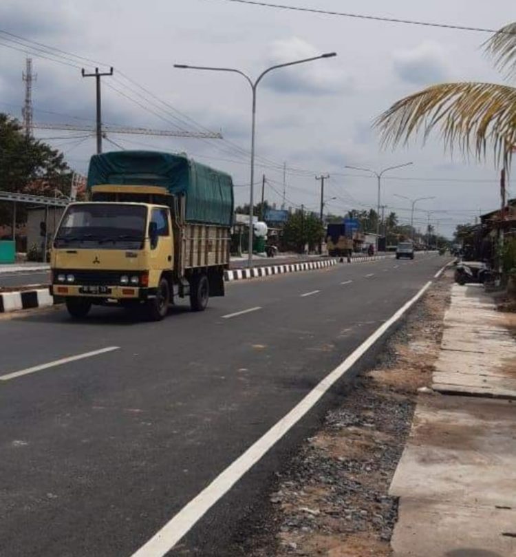 Jalan dua jalur Pulungkencana yang dibangun pemkab Tubaba tahun anggaran 2019. (Merwan)