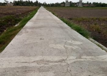 Jalan beton retak di Desa Badanhurip, Lamsel. Lampost.co/Armansyah
