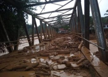 Banjir bandang menyebabkan 28 jembatan di enam kecamatan di Kabupaten Lebak, Banten, rusak pada Rabu (1/1/2020). (ANTARA)