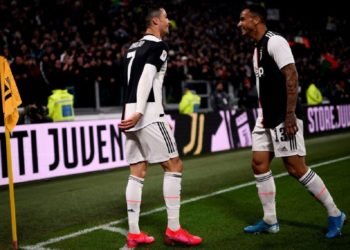 MENANG. Selebrasi Cristiano Ronaldo (kiri) bersama Danilo (kanan) usai membobol gawang AS Roma pada babak perempat final Coppa Italia 2019—2020, Kamis (23/1) dini hari WIB. Juventus memastikan diri lolos ke babak semifinal Coppa Italia usai menang atas AS Roma 3-1.(AFP/MARCO BERTORELLO)