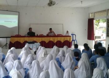 Kepala SMAN 2 Kotabumi Heri Supriyanto didampingi pemateri Managing Director Startup Bafe.space Ferdinand Kurnia Leyosa membuka seminar dan workshop design thinking startup industri, Rabu, 8 Januari 2020. Lampost/Yudhi Hardiyanto