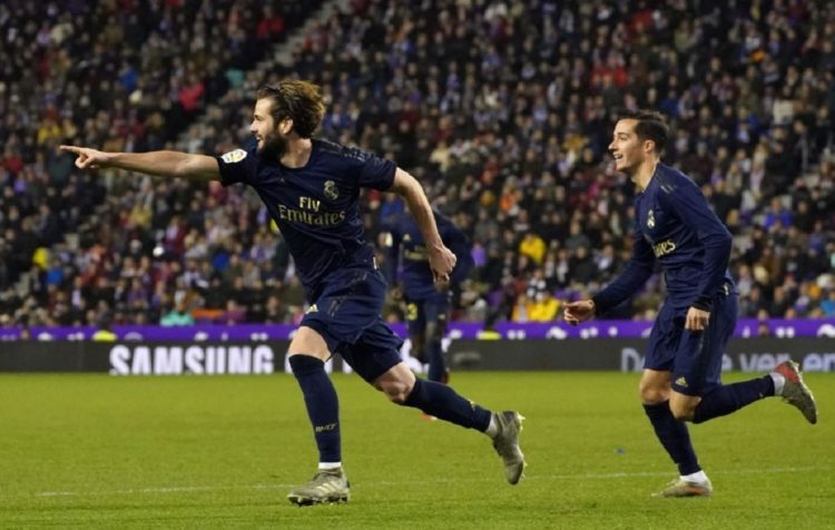 CETAK GOL. Selebrasi bek Real Madrid, Nacho Fernandez (kiri), usai mencetak gol ke gawang Real Valladolid pada jornada ke-21 La Liga Spanyol, Senin (27/1) dini hari WIB. Gol Nacho membawa kemenangan bagi Madrid atas Valladolid dengan skor 1-0.(AFP/CESAR MANSO)