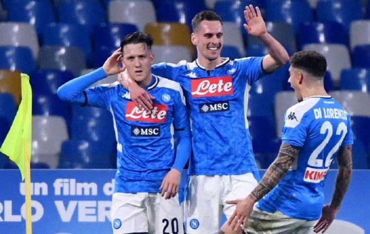 MENANG. Selebrasi Piotr Zielinski bersama para pemain Napoli usai membobol gawang Juventus pada giornata ke-21 Liga Serie A, di Stadion San Paolo, Senin (27/1) dini hari WIB. Laga itu dimenangkan Napoli dengan skor 2-1.(AFP/ALBERTO PIZZOLI)