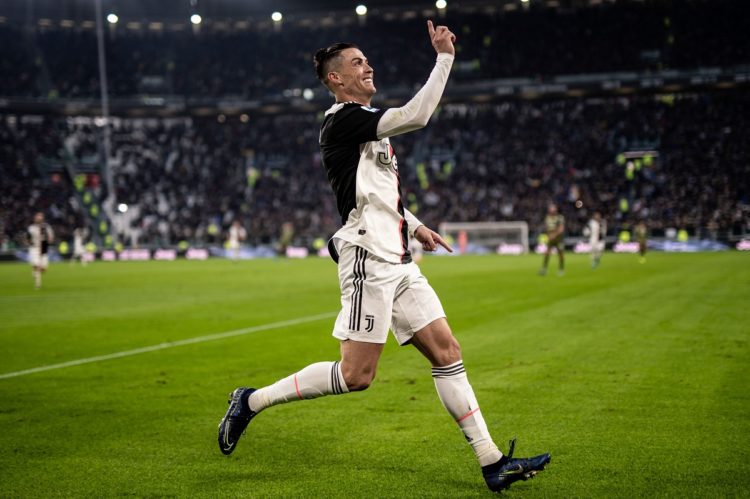 CETAK GOL. Penyerang Juventus, Cristiano Ronaldo, melakukan selebrasi usai mencetak gol ketiganya selama pertandingan Serie A Italia melawan Cagliari pada Senin (6/1) di Stadion Juventus Allianz di Turin.(AFP/MARCO BERTORELLO)