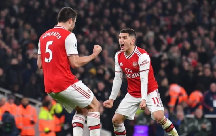Selebrasi bek Arsenal Sokratis Papastathopoulos (kiri) usai membobol gawang Manchester United.(Foto: Arsenal)