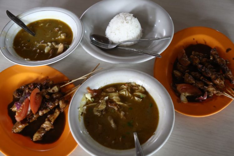 Menu tongseng yang bikin ketagihan. (LAMPUNG POST/ZAINUDIN)