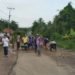 Warga Desa Kekiling bergotong royong menimbun jalan rusak. LAMPUNG POST/AAN KRIDOLAKSONO
