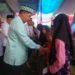 Bupati Pesawaran Dendi Ramadhona saat memberikan santunan kepada anak yatim pada acara Harlah NU ke-94. Lampung Post/ Putra Pancasila Sakti