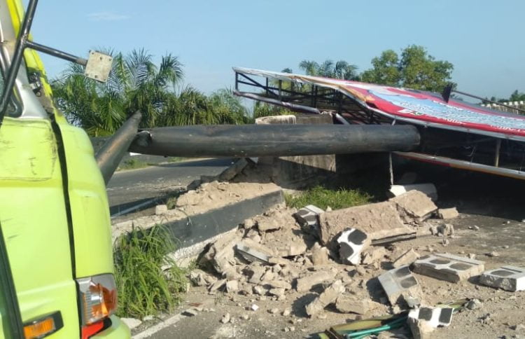 Tiang Reklame Roboh Diseruduk Truk