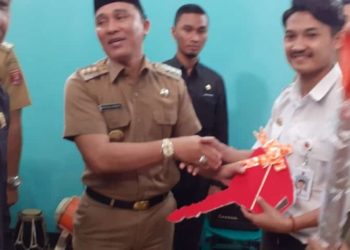 Bupati Lambar serahkan kendaraan bentor untuk perpustakaan keliling kepada kecamatan Kebuntebu.Dok Dinas Perpustakaan