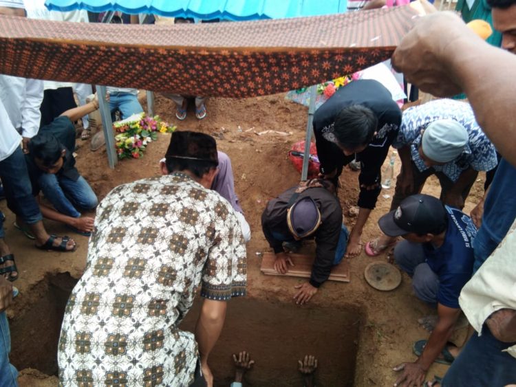 Pembongkaran Makam Korban Pembunuhan untuk Autopsi