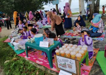 MARKET DAY. Anak-anak SDIT Insan Cendekia Pesisir Barat mengikuti market day, Minggu (9/2). n LAMPUNG POST/YON FISOMA