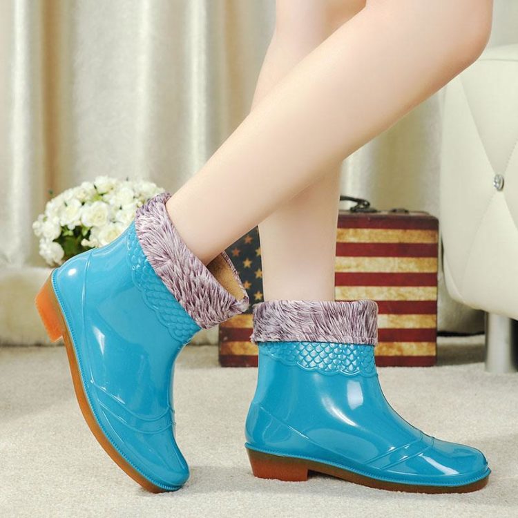 Sepatu antiair yang trendi. (DOK.LZD)