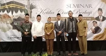 PROGRAM ARRUM HAJI. Wakil Gubernur Lampung Chusnunia Chalim, bersama Sekretaris Komisi Fatwa Majelis Ulama Indonesia KH Asrorun Ni'am Sholeh, dan Ustaz Cholidi Asadil Alam, berfoto bersama usai acara seminar Ketika Cinta Berhaji yang digelar Pegadaian Syariah, di Emersia Hotel and Resort Bandar Lampung, Senin (10/2). Pada seminar itu Pegadaian Syariah memperkenalkan program Arrum Haji yang memudahkan nasabah mendapatkan dana haji.
n LAMPUNG POST/ATIKA OKTARIA