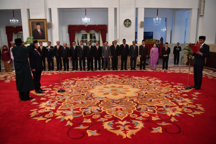 PELANTIKAN. Presiden Joko Widodo (kanan) memimpin pengucapan sumpah jabatan pelantikan Laksamana Madya TNI Aan Kurnia (kiri) sebagai kepala Badan Keamanan Laut di Istana Negara, Jakarta, Rabu (12/2). Laksamana Madya TNI Aan Kurnia menggantikan Laksamana Madya TNI A Taufiq R yang akan memasuki masa pensiun. (ANTARA/SIGID KURNIAWAN)