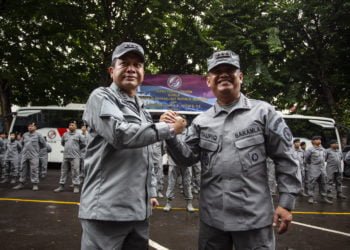 PENUNJANG MEMADAI. Kepala Badan Keamanan Laut (Bakamla) Laksamana Madya TNI Aan Kurnia (kiri) melakukan salam komando dengan pejabat lama Laksamana Madya TNI (Purn) Achmad Taufiqoerrochman (kanan) usai serah terima jabatan di Markas Bakamla, Jakarta, Jumat (14/2). Keinginan menjadiakn Bakamla sebagai coast guard membutuhkan penambahan anggaran, jumlah personel, kapal hingga sokongan regulasi.
(ANTARA/DHEMAS REVIYANTO)