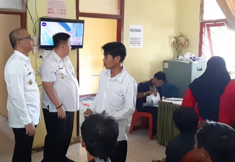 TINJAU RUANGAN. Sekretaris Kabupaten (Sekkab) Tanggamus Hamid Lubis didampingi Kadisdukcapil Maradona meninjau ruang pelayanan kartu kependudukan, Kamis (6/2). n LAMPUNG POST/ABU UMARALY
