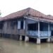 LUAPAN WAY TUBA. Banjir luapan Sungai Way Tulangbawang menggenangi sejumlah permukiman warga di Lingkungan Bugis, Kelurahan Menggala Kota, Senin(24/2). LAMPUNG POST/FERDI IRWANDA