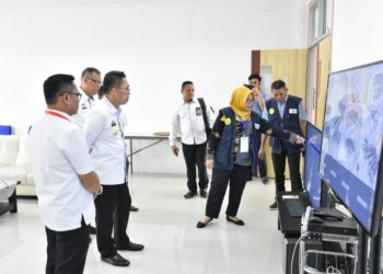 PANTAU TES. Bupati Lampung Timur Zaiful Bokhari mengecek pelaksanaan tes CAT SKD CPNS Lamtim, di kampus Itera, Rabu (26/2). DOK BAGIAN PROTOKOL PEMKAB LAMPUNG TIMUR