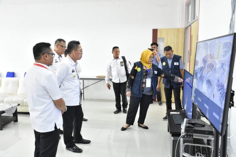 PANTAU TES. Bupati Lampung Timur Zaiful Bokhari mengecek pelaksanaan tes CAT SKD CPNS Lamtim, di kampus Itera, Rabu (26/2). DOK BAGIAN PROTOKOL PEMKAB LAMPUNG TIMUR