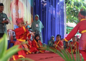 PENCAK SILAT. Penampilan siswa memeragakan pencak silat dalam Gebyar Kreativitas Anak, di MI Muhammadiyah Hadimulyo Metro. DOK MI MUHAMMADIYAH HADIMULYO METRO