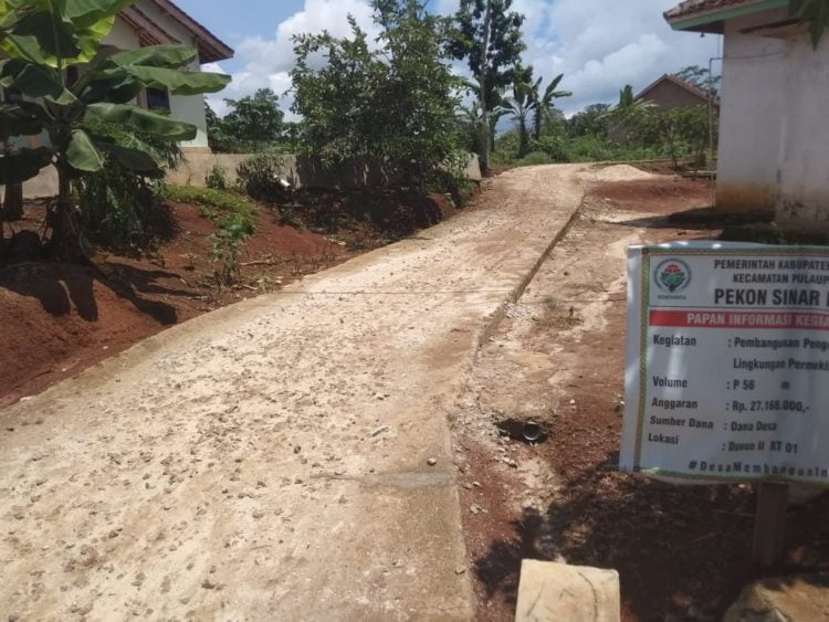PEMBANGUNAN JALAN. Pembangunan jalan cor beton Pekon Sinarmancak, Kecamatan Pulaupanggung, dinilai asal jadi, Senin (3/2). LAMPUNG POST/ABU UMARALI