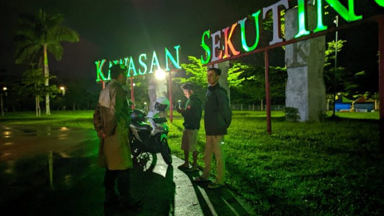 PATROLI MALAM. Sat Sabhara Polres Lampung Barat melakukan patroli di lokasi pusat keramaian, Selasa (4/2) malam. DOKUMENTASI POLRES LAMPUNG BARAT