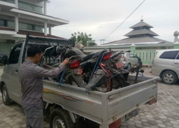 KENDARAAN DINAS. Kendaraan dinas roda dua milik para peratin di Kecamatan Lemong, Kabupaten Pesisir Barat, tidak terawat, Kamis (6/2). LAMPUNG POST/YON FISOMA