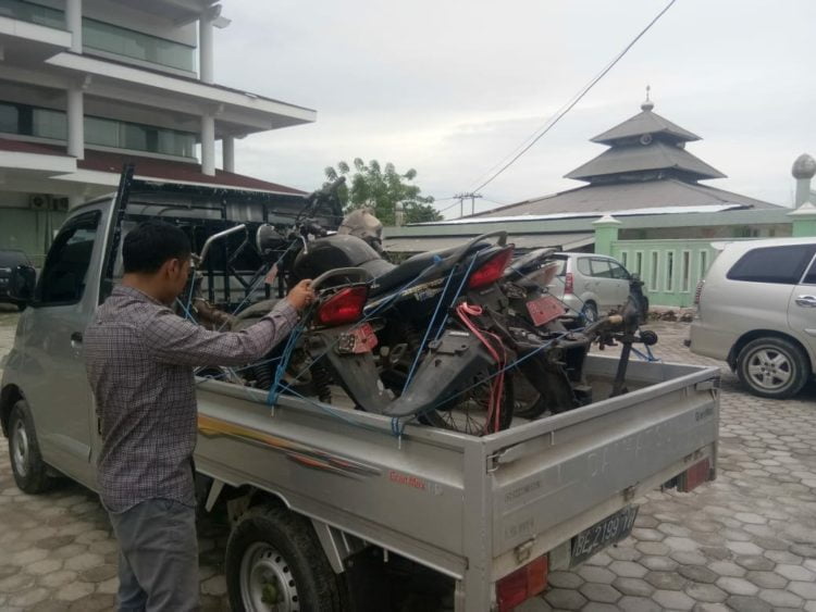 KENDARAAN DINAS. Kendaraan dinas roda dua milik para peratin di Kecamatan Lemong, Kabupaten Pesisir Barat, tidak terawat, Kamis (6/2). LAMPUNG POST/YON FISOMA