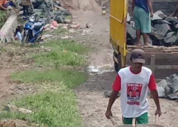 PEMBANGUNAN DRAINASE. Pembangunan drainase di Desa Brajasakti, Kecamatan Way Jepara, Lampung Timur, Minggu (9/2). Warga mempertanyakan pekerjaan proyek dana desa 2019, pasalnya proyek tersebut dikerjakan pada awal 2020. n LAMPUNG POST/CHAIRUDDIN