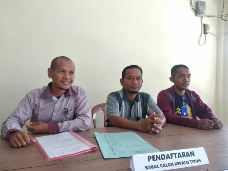 DAFTAR CALON KEPALA TIYUH. Baris Sustanto (kiri) panitia pemilihan Mulyakencana, Kecamatan Tulangbawang Tengah, bersama panitia lainnya menunggu pendaftar calon kepala tiyuh, di balai tiyuh setempat, Selasa (11/2). LAMPUNG POST/AHMAD SOBIRIN