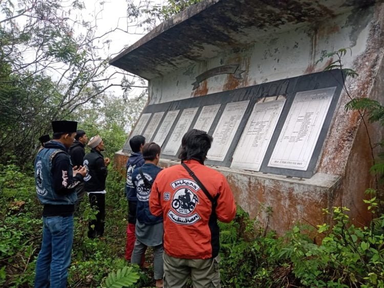 KENANG GEMPA. Bikers Subuhan Lampung Barat mengenang peristiwa bencana gempa Liwa 1994. Komunitas ini mengajak masyarakat untuk waspada gempa, Minggu (16/2). n DOKUMENTASI BIKERS SUBUHAN LAMBAR