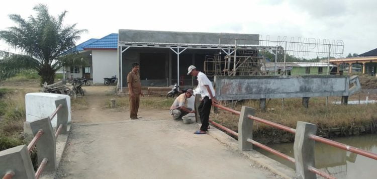 CEK LOKASI. Kepala Kampung Dutayoso Mulyo, Kecamatan Rawapitu,Tulangbawang, Larto saat mengecek bangunan yang akan digunakan menjadi BUMKam Mart Duta Sejahtera, pekan lalu. LAMPUNG POST/FERDI IRWANDA