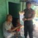 BANTU TONGKAT. Kapolsek Katibung Iptu Wido Arifiya Zaen memberikan bantuan sepasang tongkat kepada Anton warga Dusun Sinarogan, Desa Babatan, Kecamatan Katibung, Lampung, Sabtu (15/2). n DOKUMENTASI POLSEK KATIBUNG