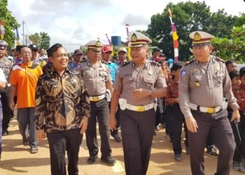 KUNJUNGI KAMPUNG. Kepala Desa Mulyaagung Sony, mendampingi Ditlantas Polda Lampung Kasi Jemen Opsrek Subdit Kamsel Kompol Sakimin, bersama Kasi Anev Kompol Suseno beserta tim asistensi mengunjungi kampung tertib berlalu lintas di Desa Mulyaagung, Kamis (20/2). n LAMPUNG POST/M RIDWAN ANAS