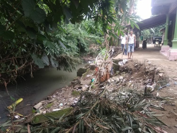 ABRASI. Warga menunjukkan abrasi yang sudah sampai di depan rumah, Rabu (26/2). LAMPUNG POST/PUTRA PANCASILA SAKTI