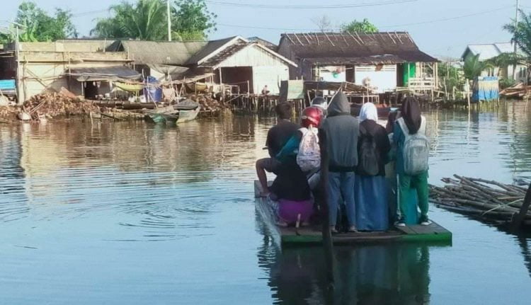 NAIK RAKIT. Sejumlah anak sekolah menaiki rakit untuk menyeberang menuju sekolah pekan lalu. Kondisi tersebut sangat berbahaya mengingat sungai tersebut cukup dalam. n LAMPUNG POST/M RIDWAN ANAS