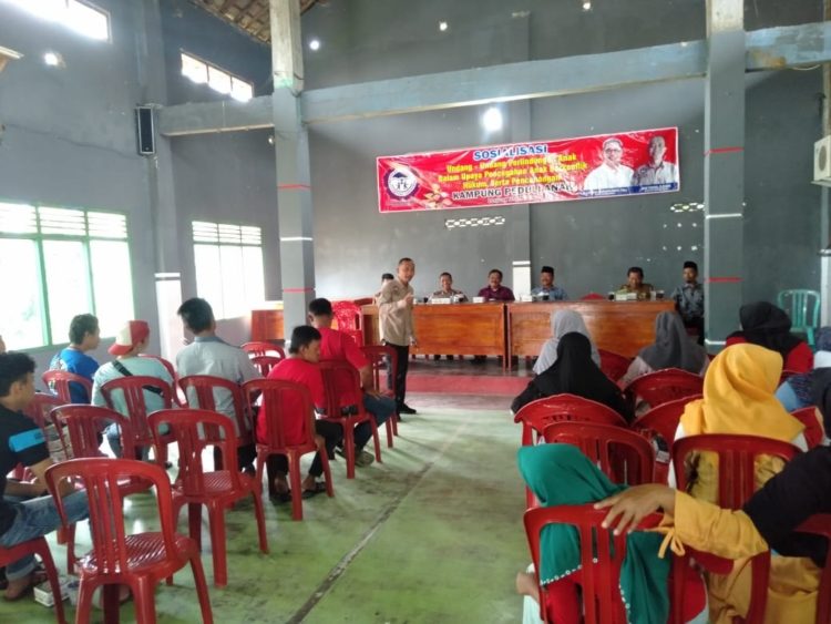 SOSIALISASI. Lembaga Perlindungan Anak (LPA) Lampung Tengah Eko Yuwono menggelar sosialisasi UU PA dan sistem peradilan pidana anak, di Trimurjo, Lampung Tengah, Minggu (2/2). n LAMPUNG POST/WAHYU PAMUNGKAS