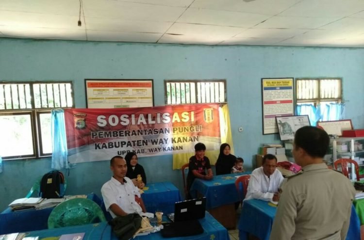 SOSIALISASI. Polsek Kasui melakukan sosialisasi pemberantasan pungli di SDN 01 Kampung Sukajadi, Kecamatan Kasui, Kabupaten Way Kanan, Kamis (6/2). LAMPUNG POST/CANDRA PUTRA WIJAYA